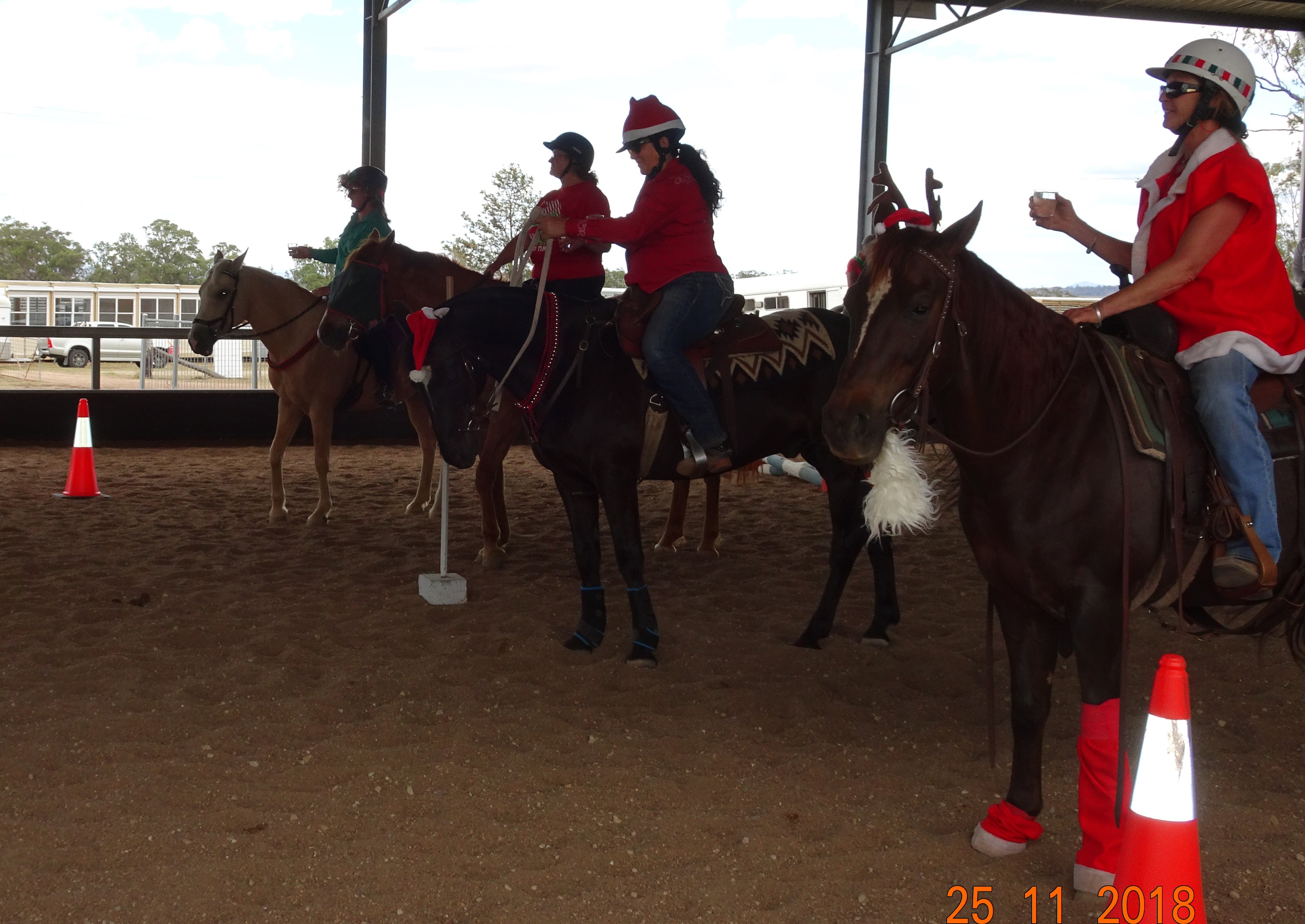 Champagne Race Anita Cindy Lesley Kelly 1 (2)